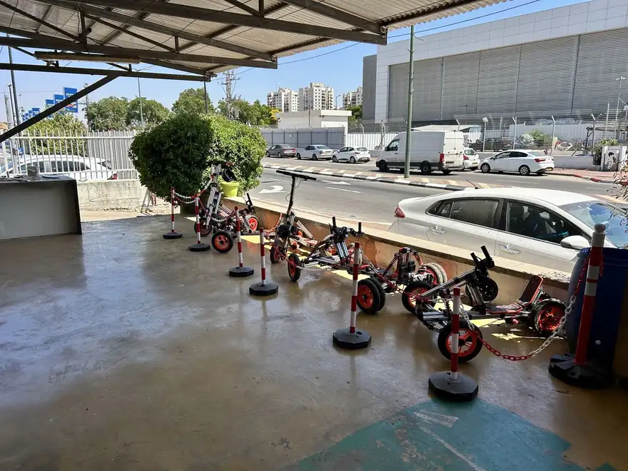 קארטים צבעוניים מוצגים ברחבה המקורה של המתחם