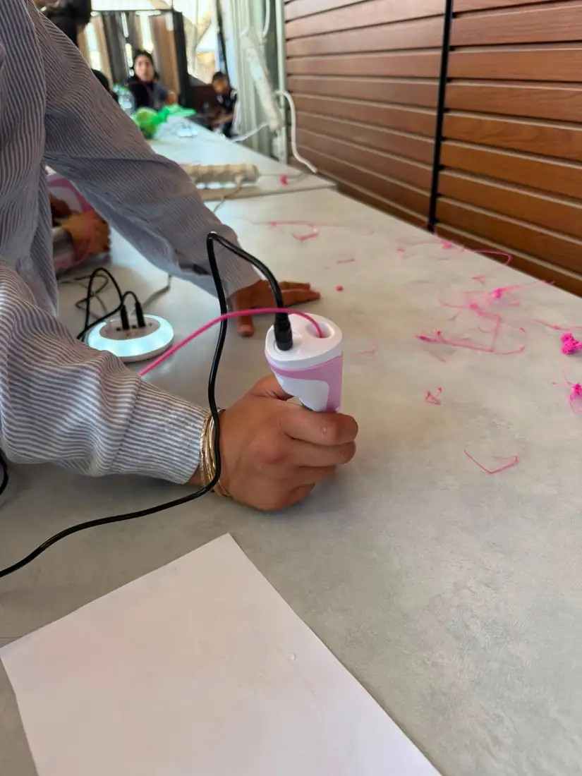 ידיים יוצרות צורה בעט תלת־ממד, תקריב